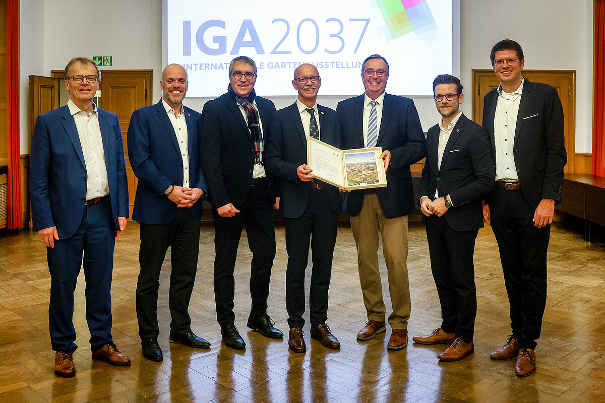 Foto von links: Michael Eyll-Vetter (RWE), Bürgermeister Klaus Krützen (Grevenbroich), Bürgermeister Jürgen Frantzen (Titz), Bürgermeister Harald Zillikens (Jüchen), Hajo Hinrichs (Vorsitzenden der Gesellschafterversammlung der DBG), Bürgermeister Felix Heinrichs (Mönchengladbach), Stephan Muckel (Erkelenz)